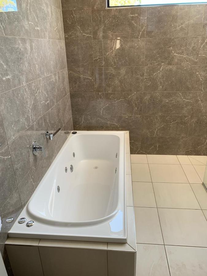 Captains Cove 1St Floor Spa Luxury Apartments - Free Netflix Paynesville Ngoại thất bức ảnh